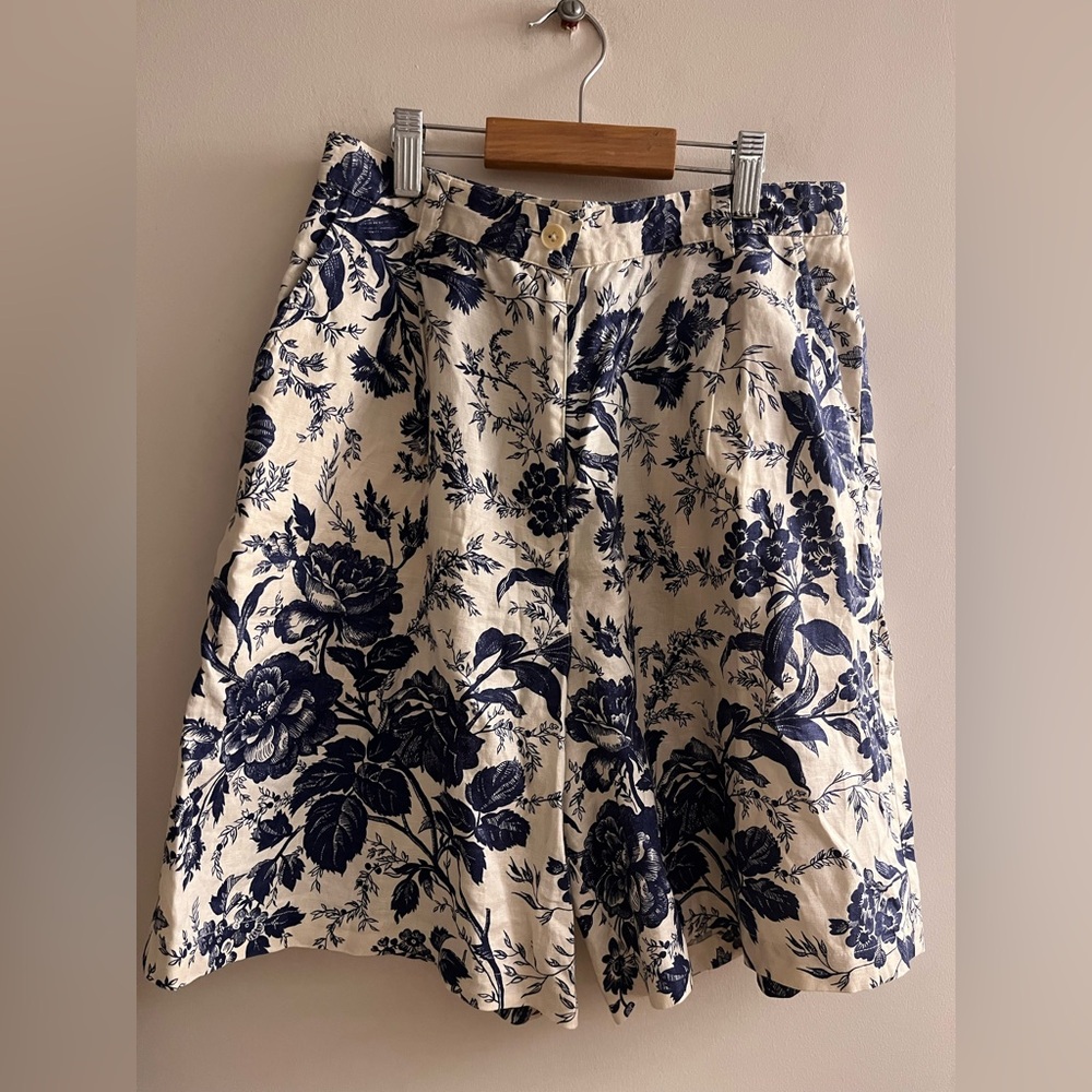 Lauren Ralph Lauren 100% Linen Blue Floral Print Shorts in Blue and White